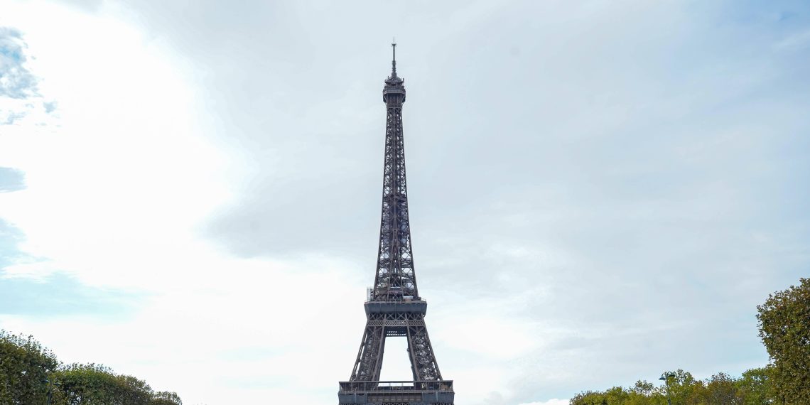 Paris : une Ukrainienne victime d’un viol devant la tour Eiffel, un clandestin en garde à vue