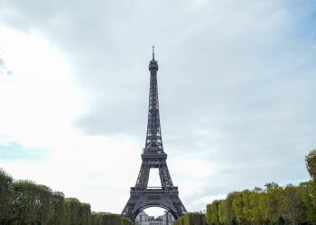 Paris : une Ukrainienne victime d’un viol devant la tour Eiffel, un clandestin en garde à vue