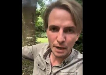 «Ils nous ont traités de nazis» : le journaliste Erik Tegnér agressé par l’ultragauche en Bretagne