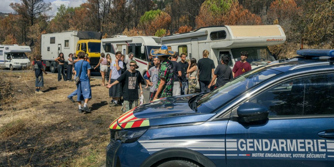 Aude : après la colère des habitants, les teufeurs de la rave party quittent enfin les lieux sous surveillance policière