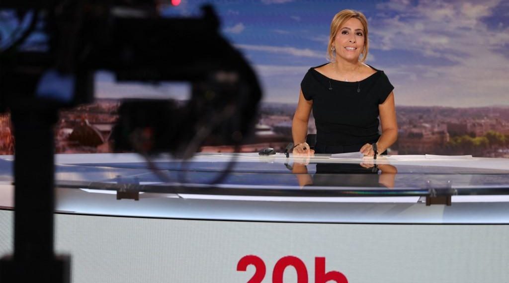 Malaise au 20 heures : Léa Salamé raillée après son interview lunaire de Marion Cotillard