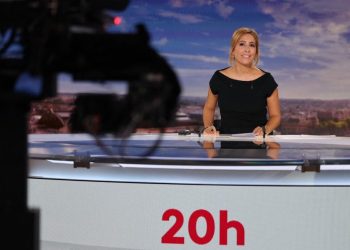 Malaise au 20 heures : Léa Salamé raillée après son interview lunaire de Marion Cotillard