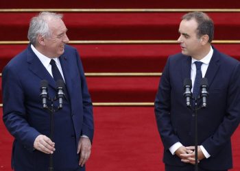 «On va y arriver» : les mots de Sébastien Lecornu lors de sa passation de pouvoir avec Bayrou