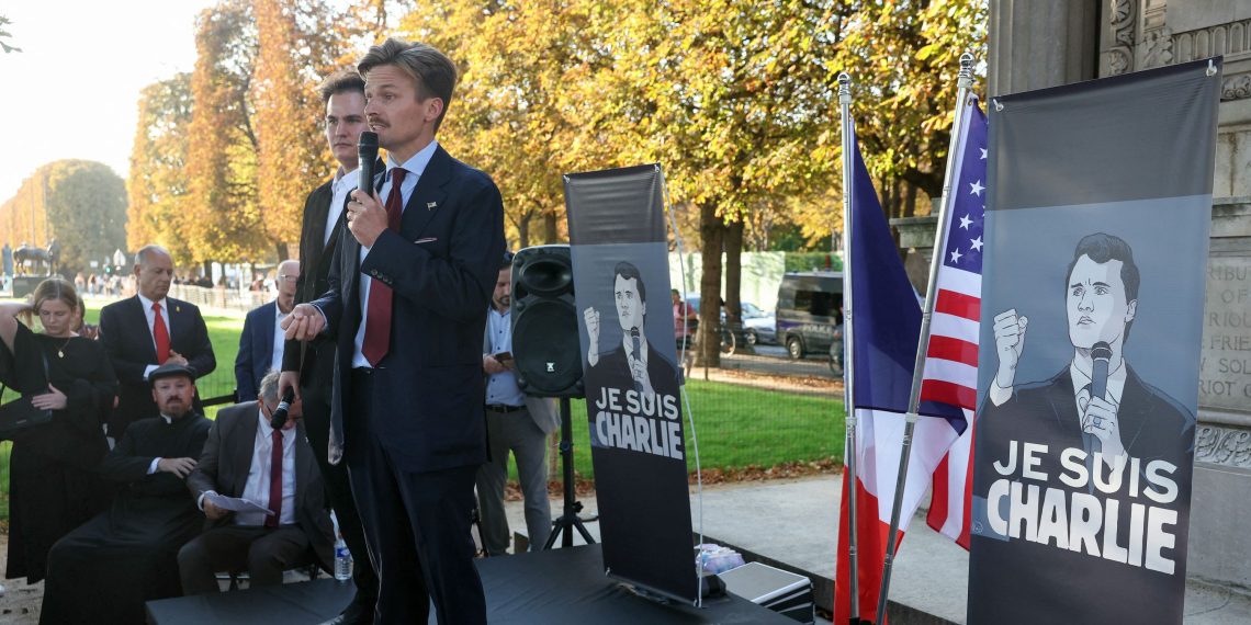 «Le sacrifice et la mort de Charlie Kirk ne seront pas vains» : hommage à Paris à l’influenceur américain