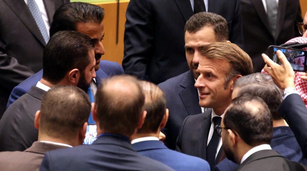 «Jamais la France n’était tombée si bas» : la poignée de main entre Macron et le président syrien à l’ONU fait scandale
