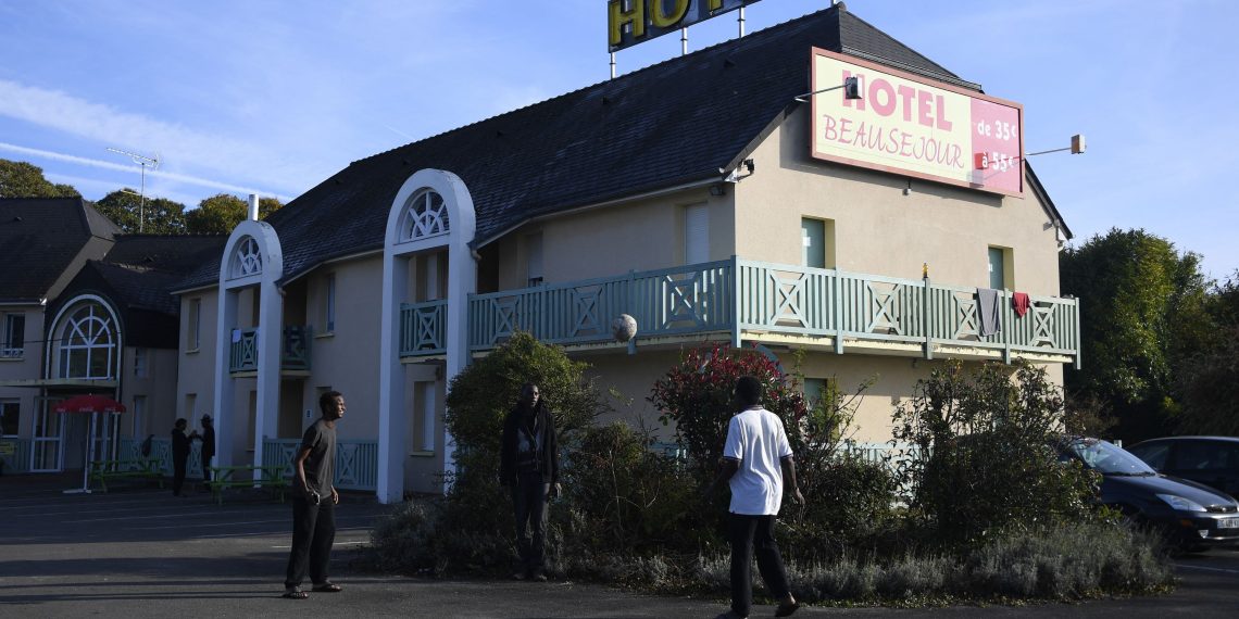 Pour héberger des migrants, l’État réquisitionne des milliers de lits d’hôtels, la facture s’envole