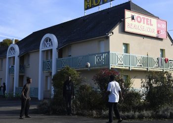 Pour héberger des migrants, l’État réquisitionne des milliers de lits d’hôtels, la facture s’envole