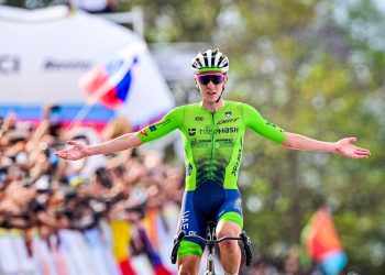 Cyclisme : Tadej Pogacar conserve son titre mondial après une nouvelle échappée de 100 kilomètres