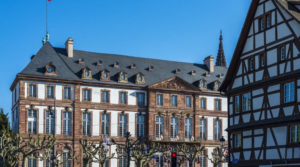 Affiche présentant une femme voilée : la maire écologiste de Strasbourg persiste et signe face au tollé