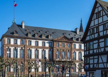 Affiche présentant une femme voilée : la maire écologiste de Strasbourg persiste et signe face au tollé