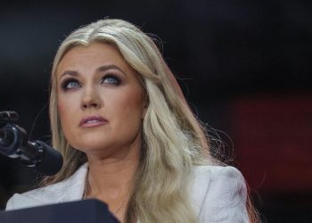 «La réponse à la haine n’est pas la haine» : le bouleversant discours d’Erika Kirk aux obsèques de son époux