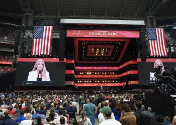 Les obsèques de Charlie Kirk comparées aux «grands rassemblements nazis» sur le plateau de France 5