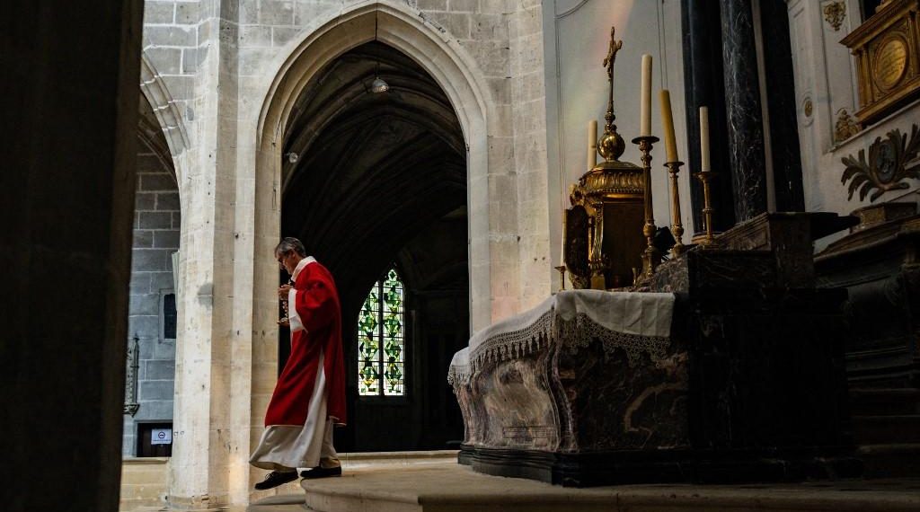Profanations d’églises dans le Sud-Ouest : hosties volées et crainte de messes sataniques