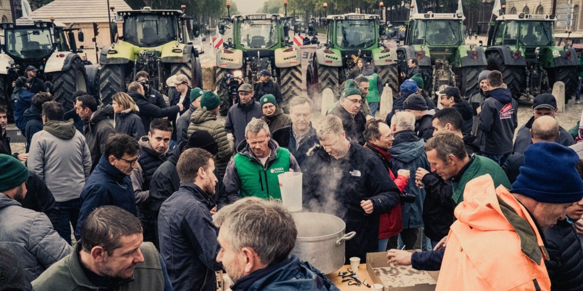 Journée de mobilisation des agriculteurs : à Saint-Omer, distribution gratuite de fruits et légumes pour protester contre le Mercosur
