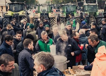 Journée de mobilisation des agriculteurs : à Saint-Omer, distribution gratuite de fruits et légumes pour protester contre le Mercosur
