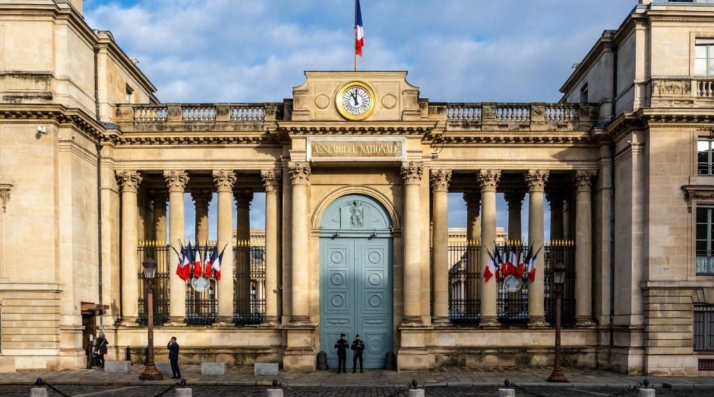 «Un amas de poutrelles métalliques» : une œuvre contemporaine dans la cour de l’Assemblée créé la sidération