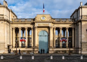 «Un amas de poutrelles métalliques» : une œuvre contemporaine dans la cour de l’Assemblée créé la sidération