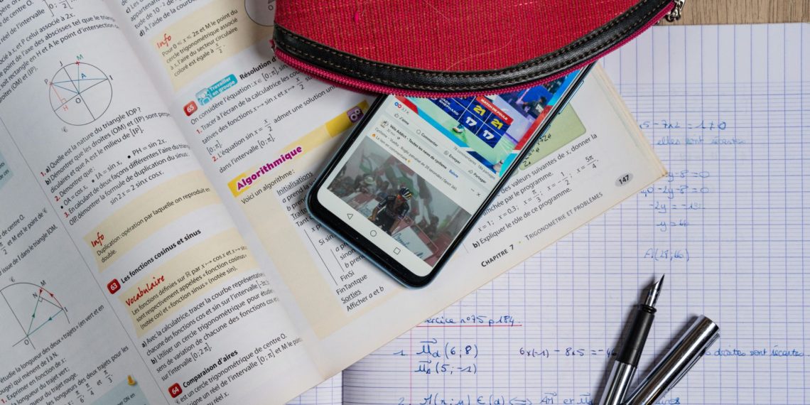 Rentrée scolaire : comment les collèges s’organisent face à l’interdiction du portable