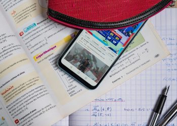 Rentrée scolaire : comment les collèges s’organisent face à l’interdiction du portable