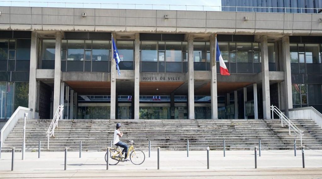 Grenoble : deux individus arrêtés pour avoir arraché le drapeau palestinien du fronton de la mairie