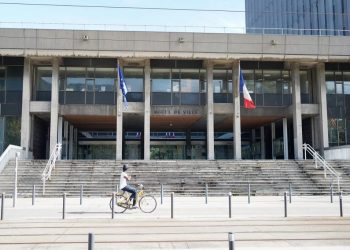 Grenoble : deux individus arrêtés pour avoir arraché le drapeau palestinien du fronton de la mairie