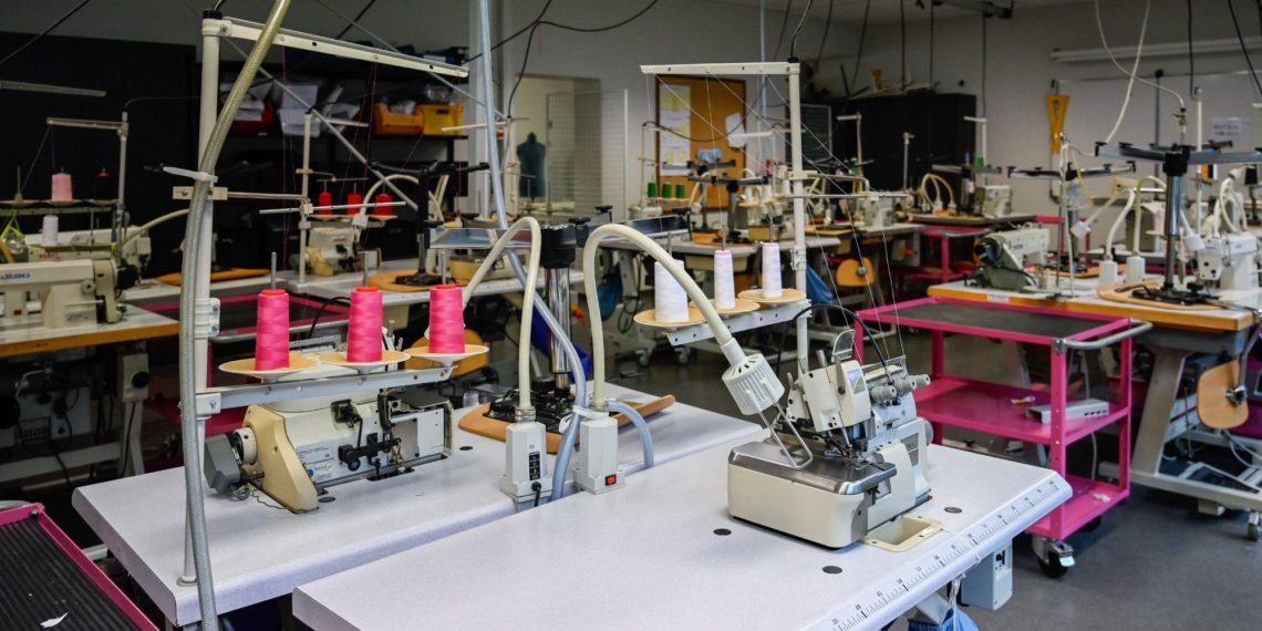 Pas de machine à coudre avant 15 ans : une lycéenne exclue de son bac pro couture en raison d’une règle absurde
