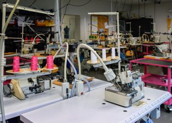 Pas de machine à coudre avant 15 ans : une lycéenne exclue de son bac pro couture en raison d’une règle absurde