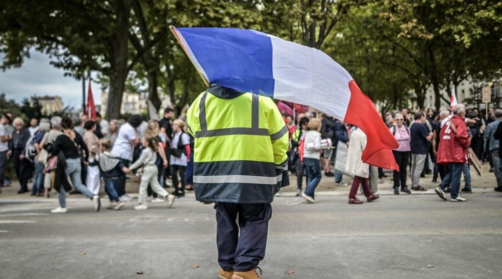 Comment l’extrême gauche a imposé la haine du drapeau français dans les manifestations