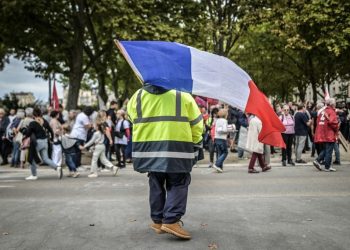 Comment l’extrême gauche a imposé la haine du drapeau français dans les manifestations