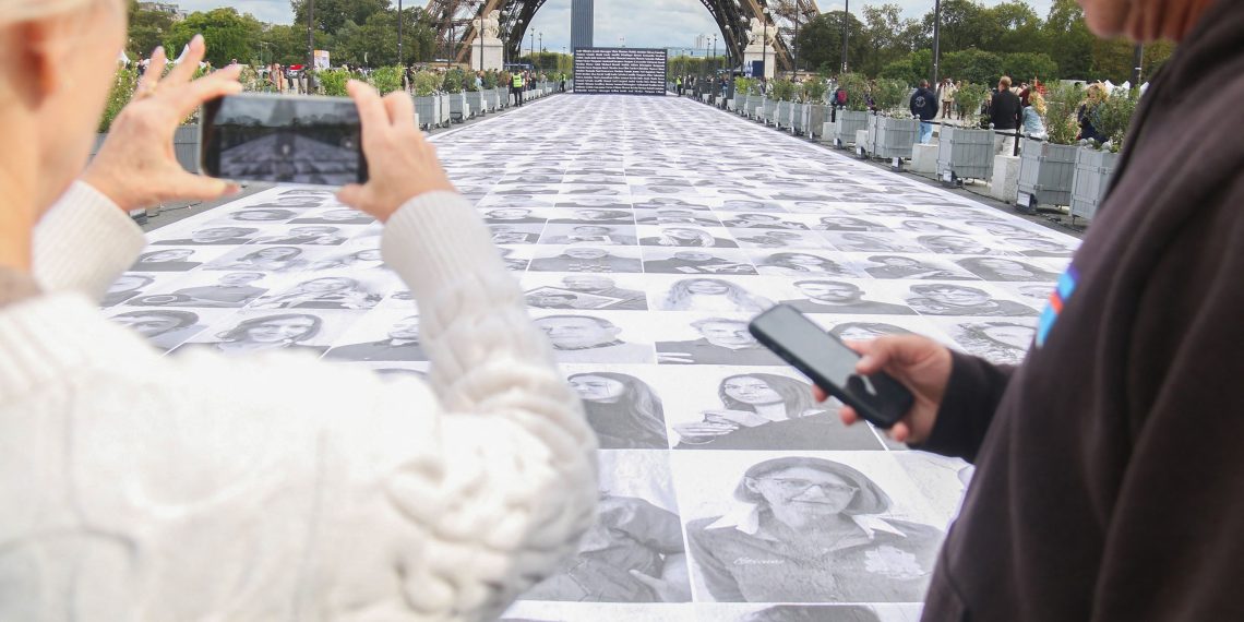 Au pied de la tour Eiffel, plus de 1.300 portraits de familles de victimes d’homicides routiers