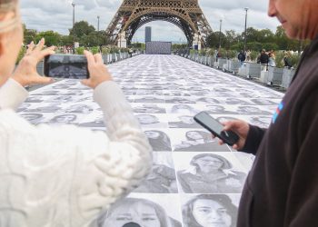 Au pied de la tour Eiffel, plus de 1.300 portraits de familles de victimes d’homicides routiers