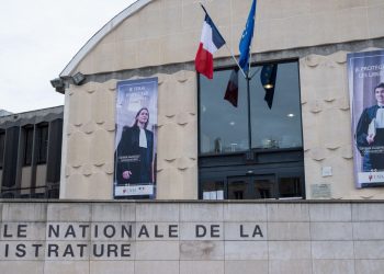 Laïcité : Gérald Darmanin interdit le port du voile à l’École nationale de la magistrature