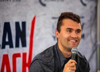 Assassinat de Charlie Kirk : l’arme du crime retrouvée, le FBI dispose de «bonnes images vidéo» du meurtrier