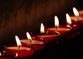 « Je suis vivant ! »… Il débarque à ses propres funérailles après une erreur à la morgue