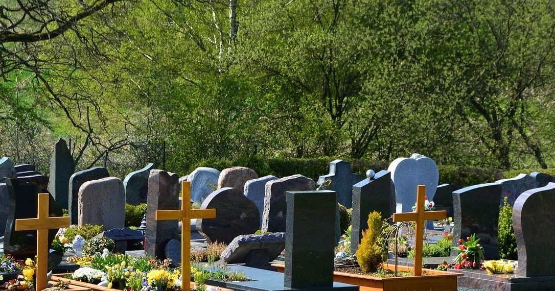 « Un crime horrible » : Une femme victime d’un viol collectif dans un cimetière anglais