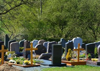 « Un crime horrible » : Une femme victime d’un viol collectif dans un cimetière anglais