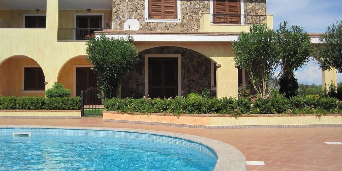 Var : Un touriste de 77 ans meurt en pleine dispute avec des ados qui squattaient sa piscine