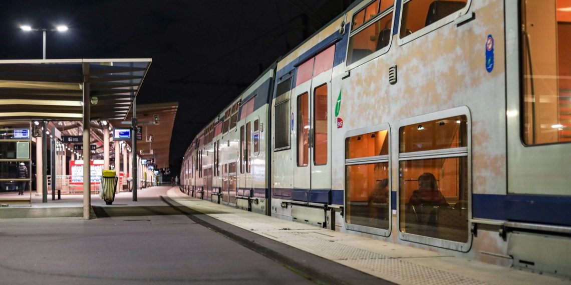 « Attente de l’arrivée des pompes funèbres » : Un voyageur meurt à bord du RER E, la communication de la SNCF critiquée