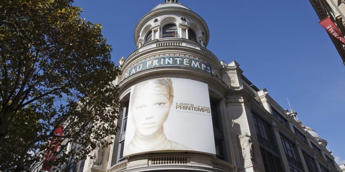 Elle voulait sauter du toit du Printemps à Paris : une femme sauvée par les pompiers