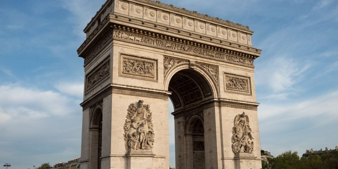 Paris : Des affiches pro-russe glorifiant le « soldat soviétique vainqueur » découvertes sur l’Arc de Triomphe