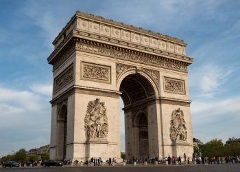 Paris : Des affiches pro-russe glorifiant le « soldat soviétique vainqueur » découvertes sur l’Arc de Triomphe