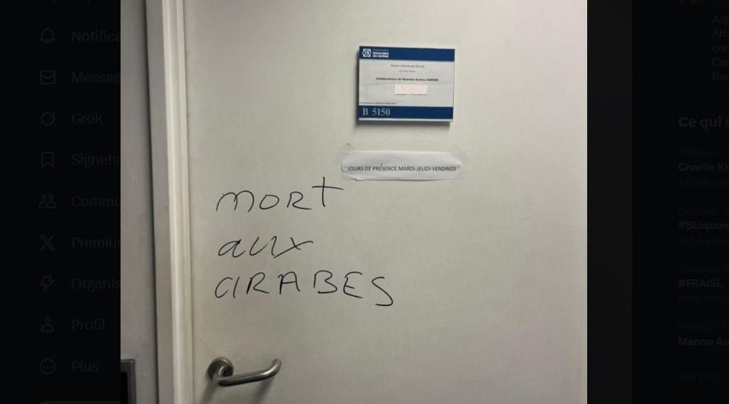 Un tag « Mort aux arabes » écrit sur la porte du bureau d’une élue PCF à Marseille