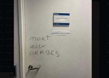 Un tag « Mort aux arabes » écrit sur la porte du bureau d’une élue PCF à Marseille