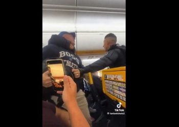 Toulouse : La vidéo des gendarmes tentant d’évacuer des passagers ivres d’un vol Ryanair devient virale