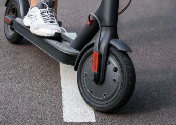 Aude : Un automobiliste prend la fuite après avoir mortellement percuté une femme à trottinette