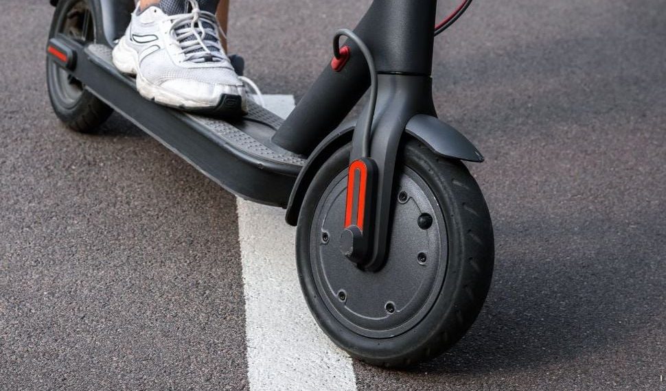 Aude : Un automobiliste prend la fuite après avoir mortellement percuté une femme à trottinette