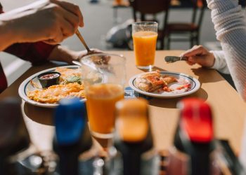 Un client d’un restaurant s’effondre, le personnel le prend pour un sans-abri et le met dehors : il est retrouvé mort