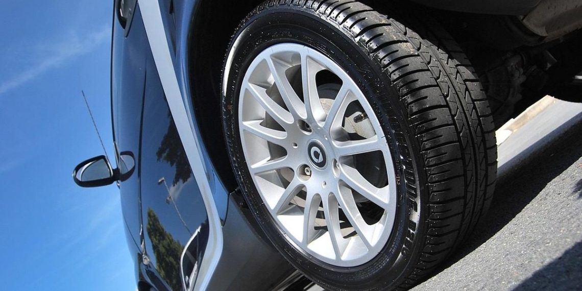 Dordogne : Une femme entre la vie et la mort après s’être retrouvée coincée sous sa voiture qu’elle nettoyait