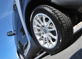 Dordogne : Une femme entre la vie et la mort après s’être retrouvée coincée sous sa voiture qu’elle nettoyait