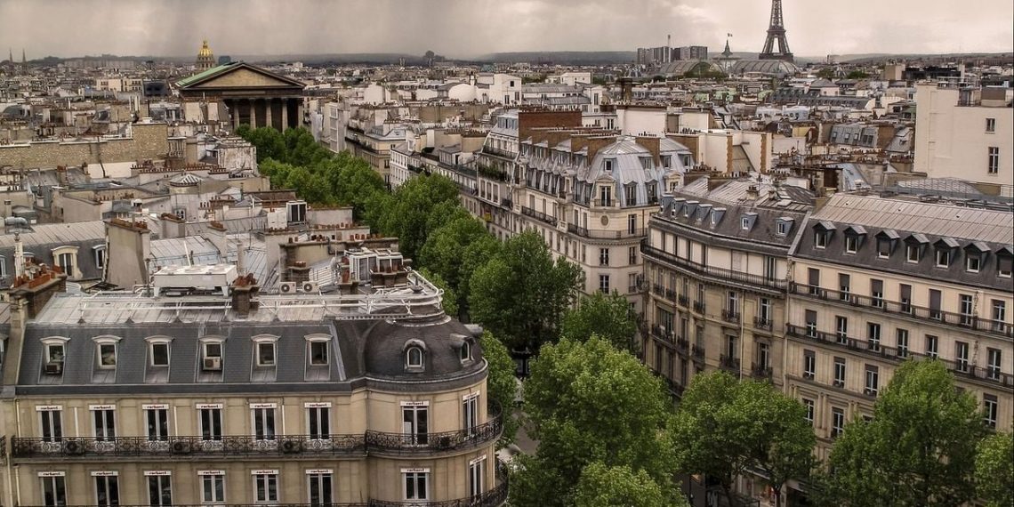 Paris : Un lampadaire se décroche d’un immeuble et tombe sur la tête d’un passant